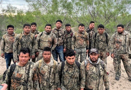 Arrestan a 14 indocumentados cruzando por un rancho de Texas, vestían de camuflaje 