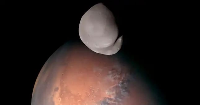 La sonda espacial Hope captura unas imágenes únicas de Deimos, la luna más pequeña de Marte