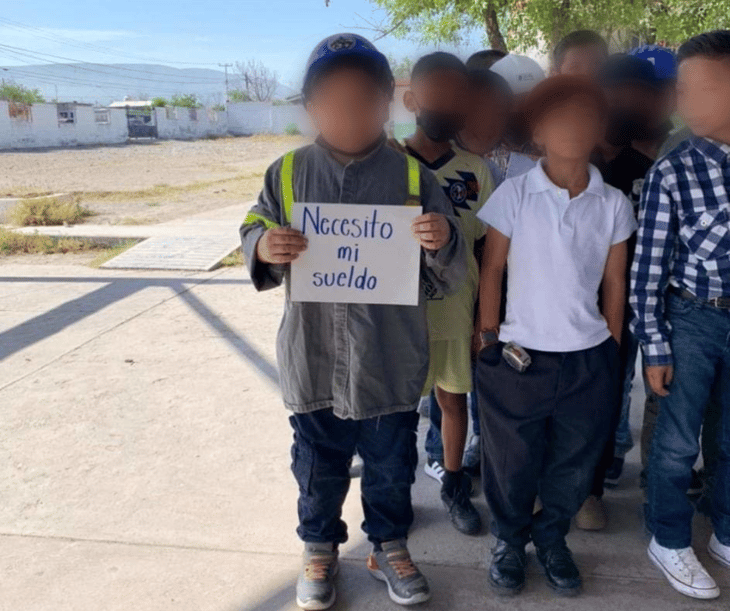Niño se viste de obrero y pide su salario en 'semana loca' de su escuela