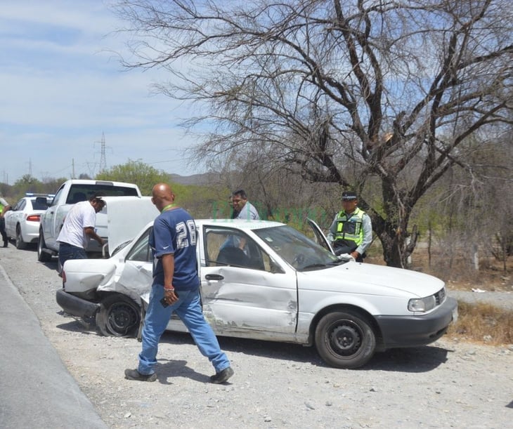 Tsuru choca contra nomenclatura en la carretera Monclova-Monterrey
