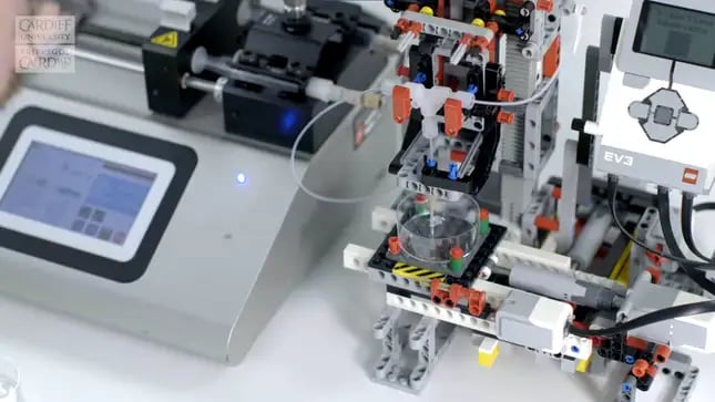 Crean una máquina de Lego capaz de imprimir piel humana