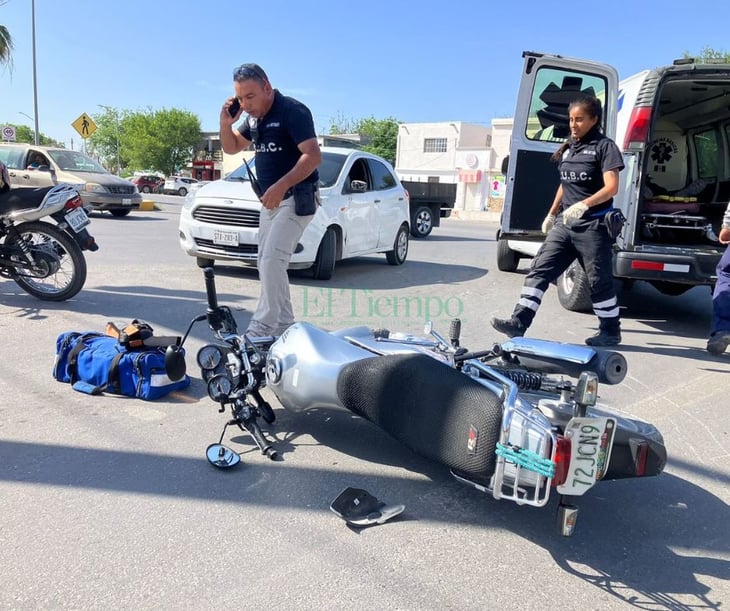 Motociclista se estrella contra auto en la colonia Ciudad Deportiva de Monclova