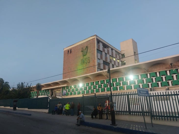 En reconocimiento al Día de la Niña y el Niño, IMSS Coahuila ilumina sus edificios de color verde