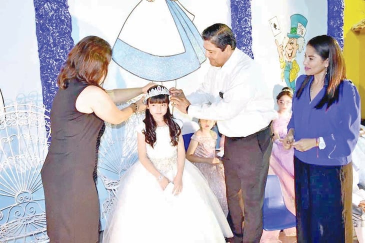 Alina es coronada como la Reina de los Niños