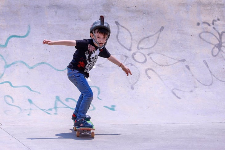 Santino, el niño apasionado por el skate y el rock