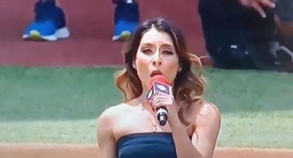 María León cambia letra del Himno Nacional en partido de beisbol