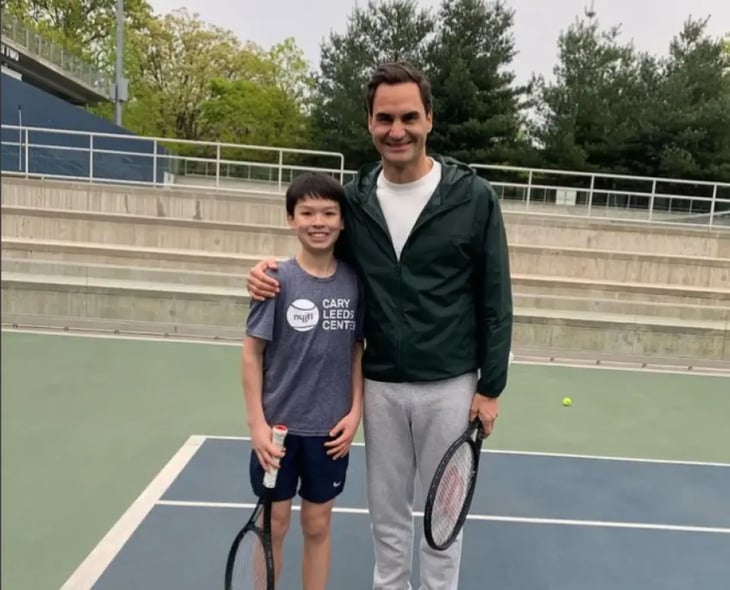 El tenista suizo Roger Federer reaparece en canchas de Nueva York jugando con estudiantes 