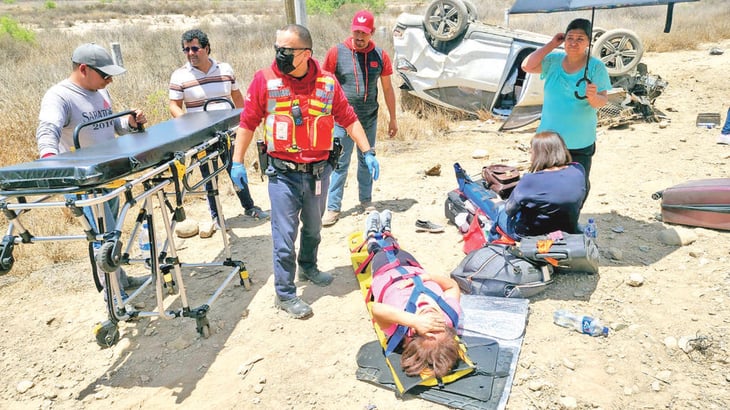Dos maestras resultaron lesionadas en volcadura en la carretera 57