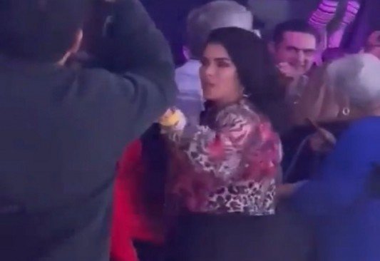 Esposa de Mejía arremete a gritos contra líder de Morena al terminar debate (video)