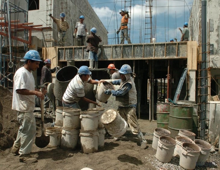 'Día de la Santa Cruz'; Trabajadores de la construcción siguen sufriendo por crisis de AHMSA