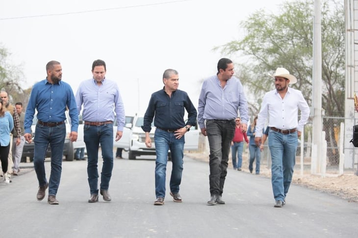 El gobernador Miguel Riquelme y el alcalde José María Morales supervisan la pavimentación de caminos rurales