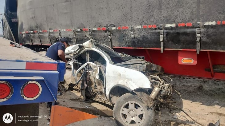 Dos tráiler hacen ‘sándwich’ camioneta y conductor sobrevive en Ramos Arizpe