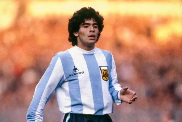 ¿Ayuda 'divina'? Maradona 'celebra' títulos de los equipos de sus amores