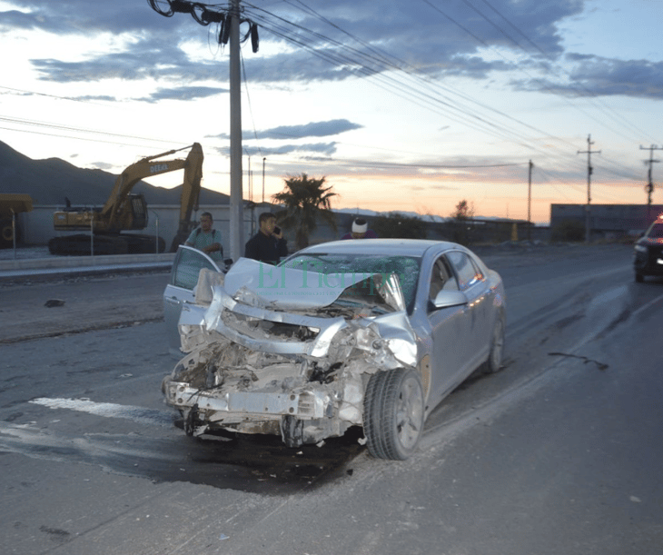 Chocan de frente auto y camioneta en Castaños; hay dos heridos