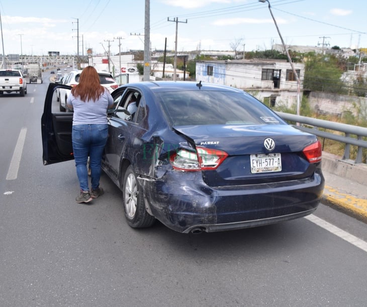 Auto de mujer falla y al detenerse fue chocado por camioneta