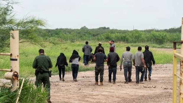 Un grupo masivo de migrantes es detectado cruzando por el paseo del río, son detenidos