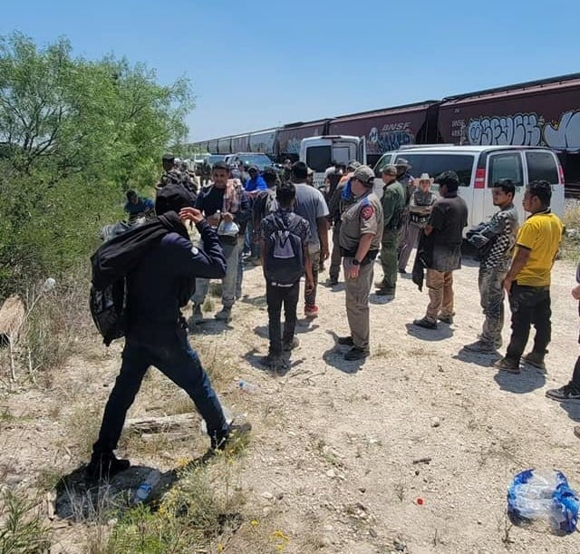 Centenar de migrantes son encontrados en los vagones del tren en el condado de Kinney