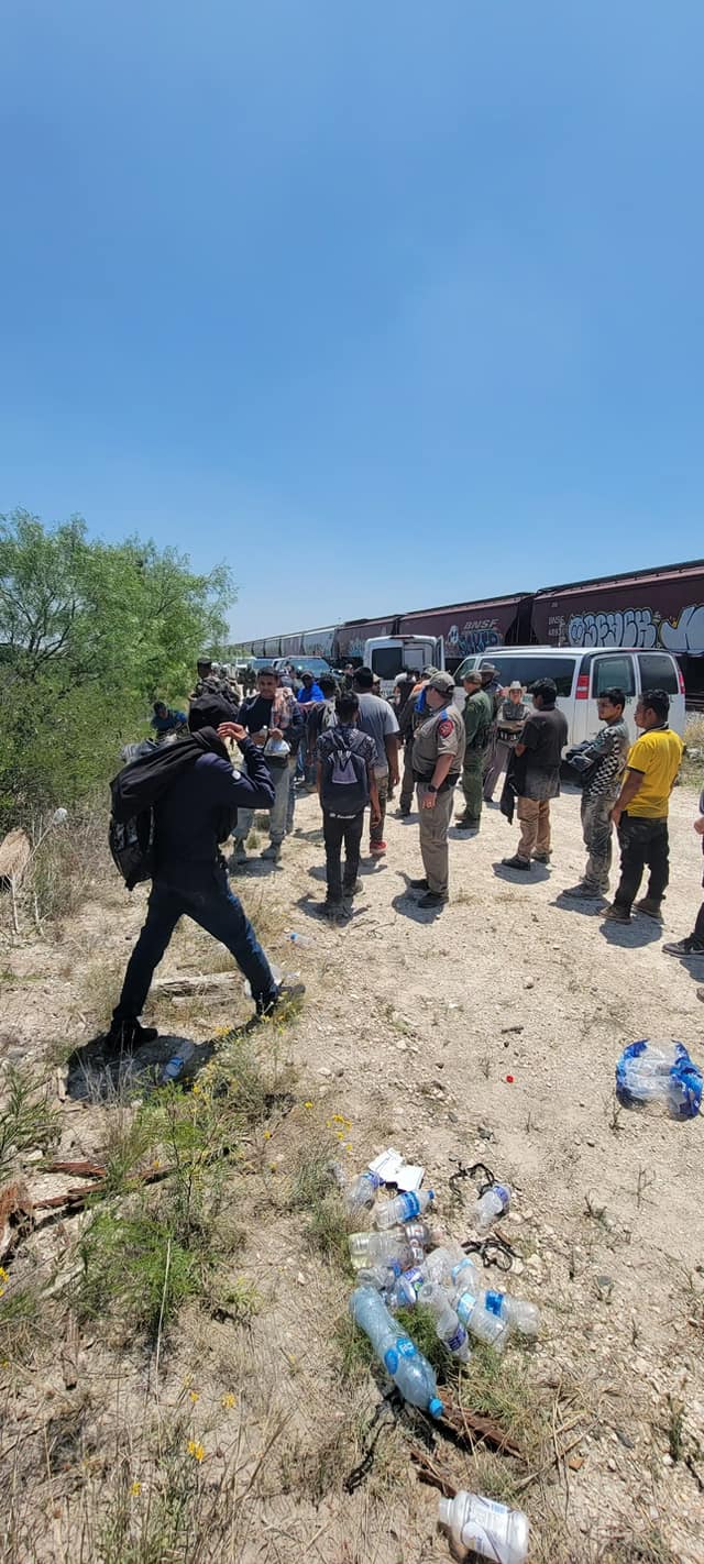 Migrantes escondidos en 'la bestia' son detenidos