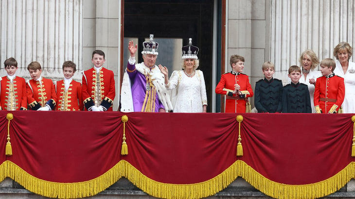 Rey Carlos III y la reina Camila saludan desde el balcón del palacio de Buckingham tras ser coronados