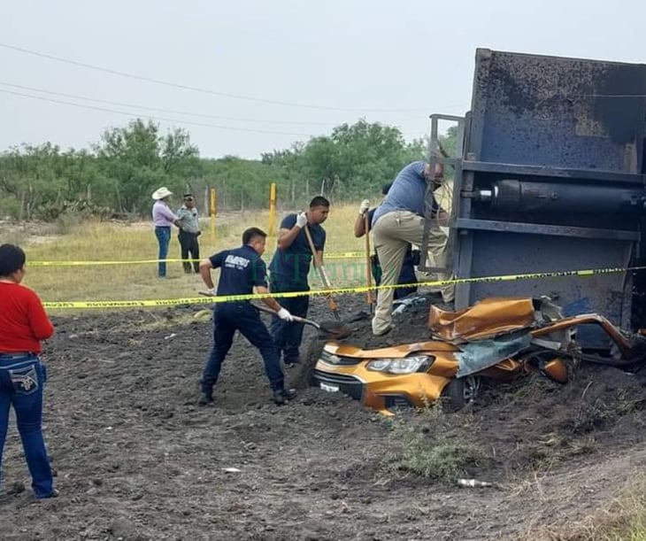 Familia muere aplastada por caja de Dompe en la carretera Nueva Rosita-Allende