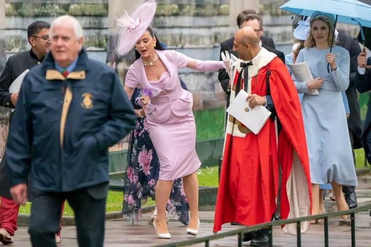 Katy Perry casi se cae durante la Coronación