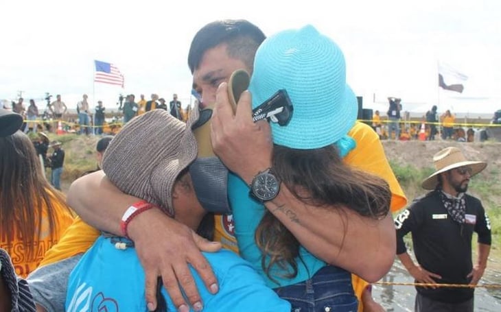 Abrazos No Muros reúne a familias en la frontera de Texas con México 