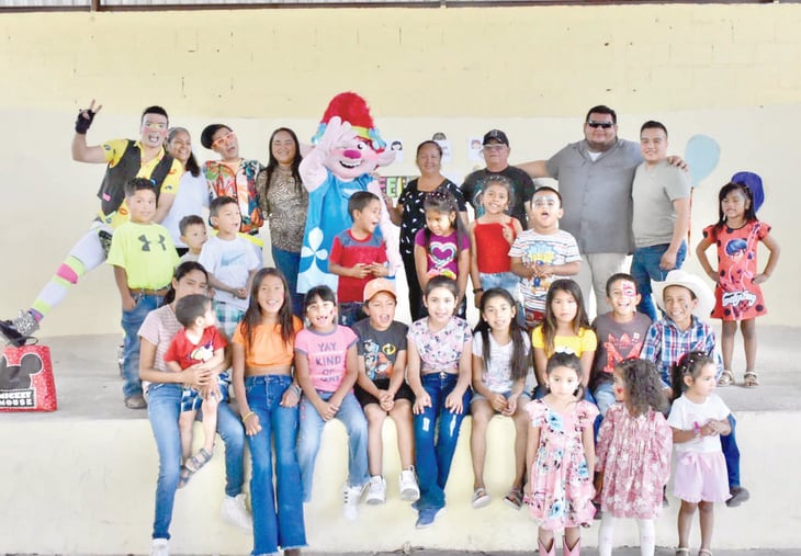 'Sumando Sonrisas' festeja a niños de ejido San Antonio de la Cascada