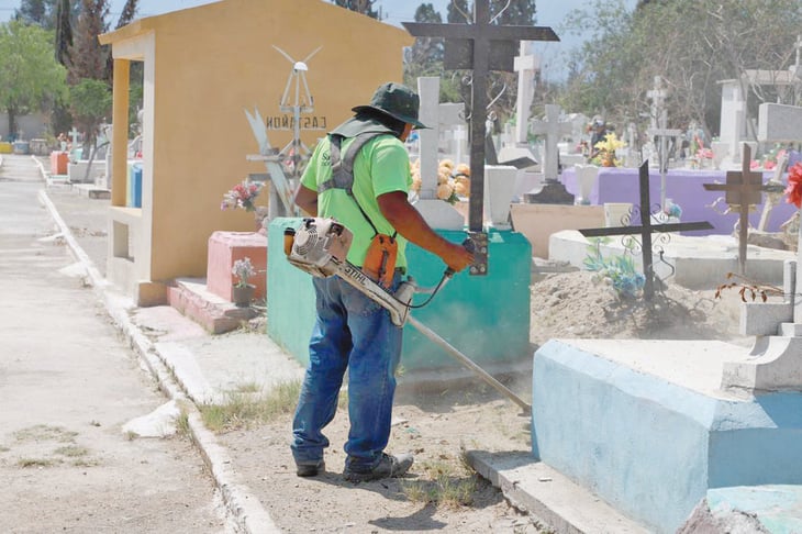 En Saltillo limpian cementerios previo a Día de las Madres