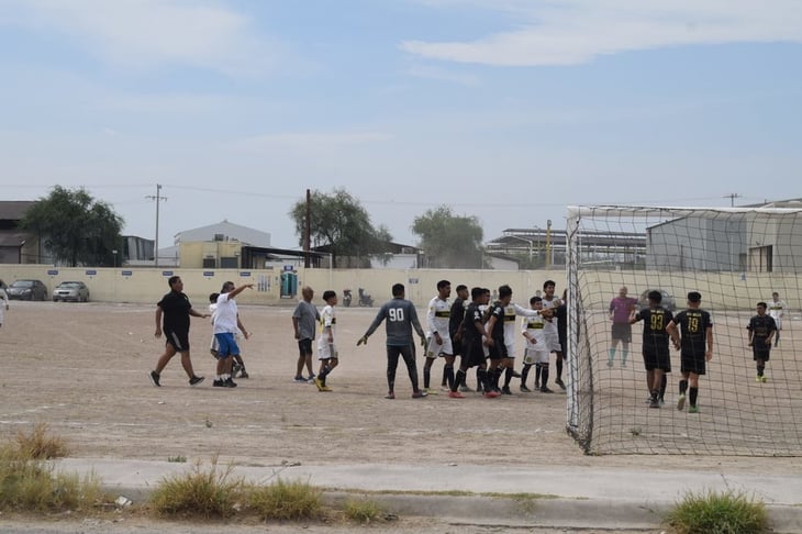 Partido de fútbol se convierte en batalla campal en la Azteca