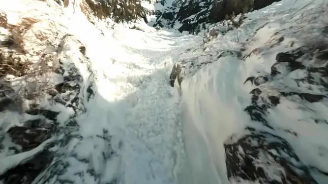 Un piloto de drones captura una alucinante avalancha de nieve en Canadá