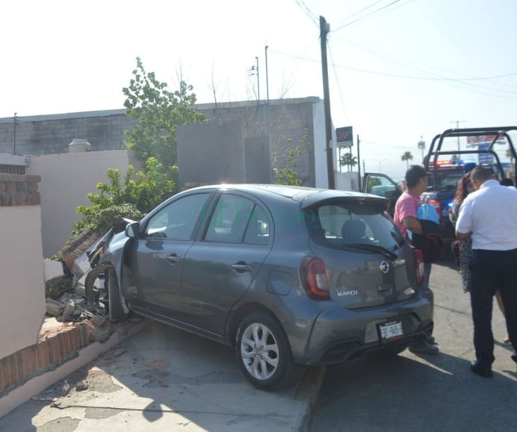 Auto se estrella contra casa en el Fraccionamiento Carranza de Monclova