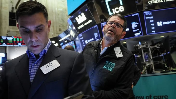 Wall Street cierra a la baja con la atención puesta en techo de deuda