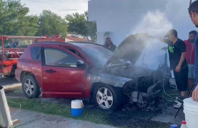 Vecino de La Andalucía sufre incendio de su vehículo en el interior de su domicilio