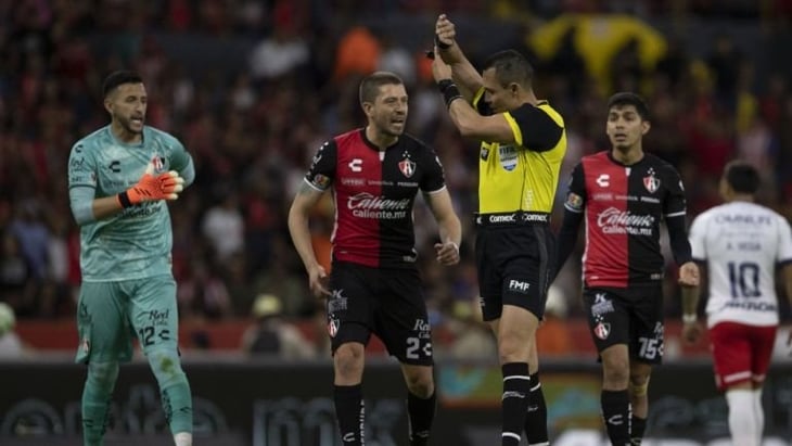 Atlas vs Chivas: Marco Ortiz generó polémica en marcación de penales en el Clásico Tapatío