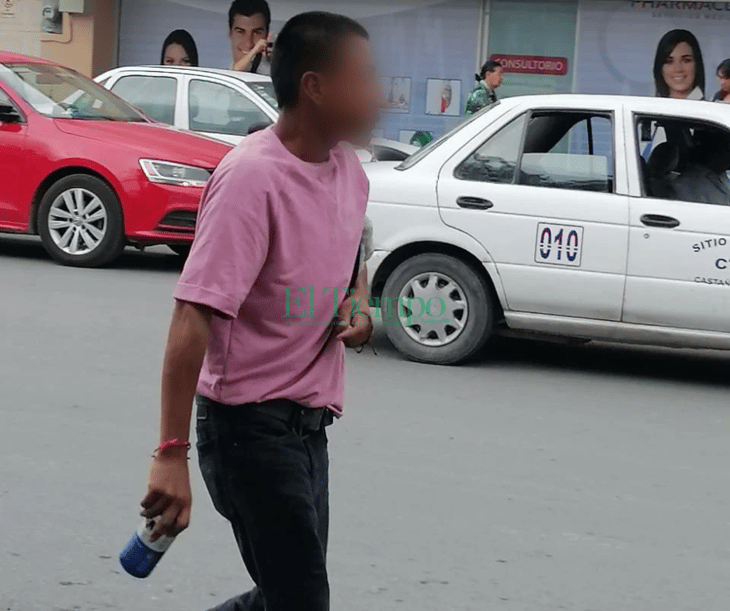 Joven vaga por las calles ingiriendo bebidas alcohólicas