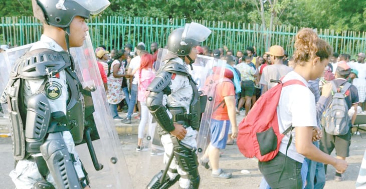 INM de Tapachula enfrentan protesta de migrantes 