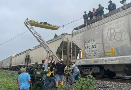 Bomberos rescatan a mujer indocumentada herida en el tren en Texas