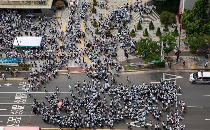 Jóvenes en Corea del Sur eliminan jornada laboral de 14 horas
