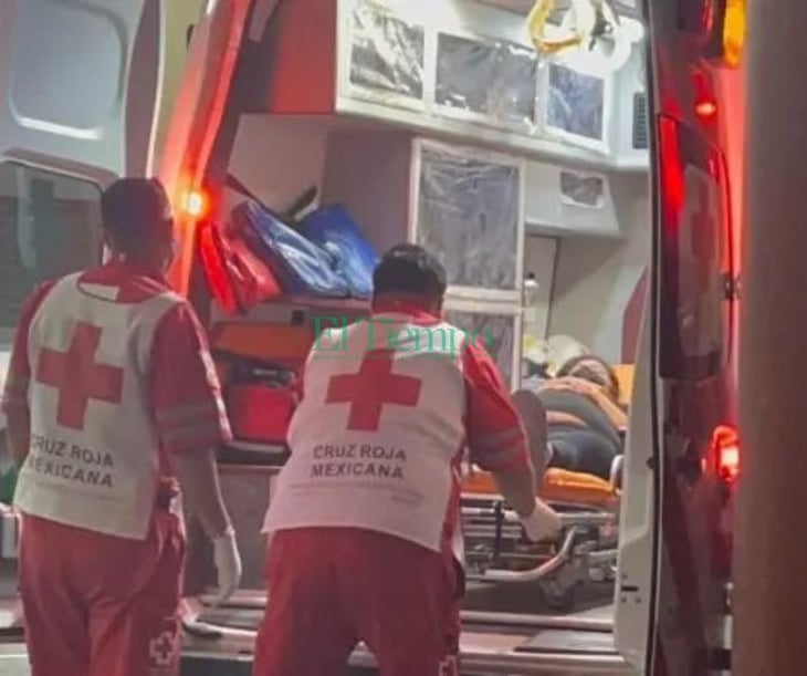 Paramédicos de Cruz Roja auxilian a mujer en labor de parto en Monclova