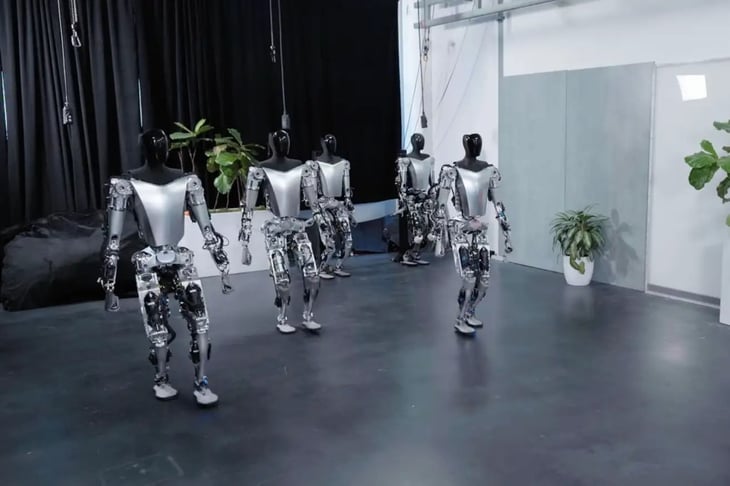 Los robots humanoides de Tesla ya caminan y pueden recoger cosas