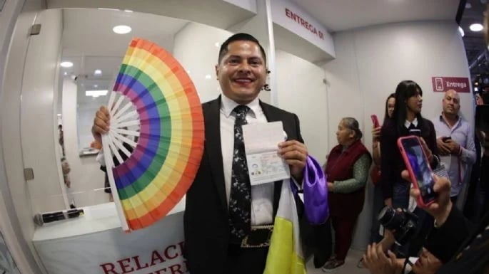 Gobierno mexicano entregó el primer pasaporte no binario