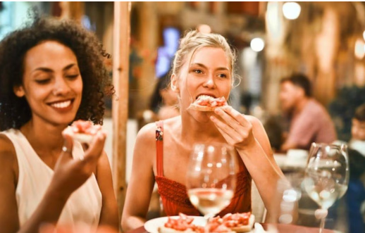 Una mujer fue a comer con sus amigas y le dejaron un particular y romántico mensaje