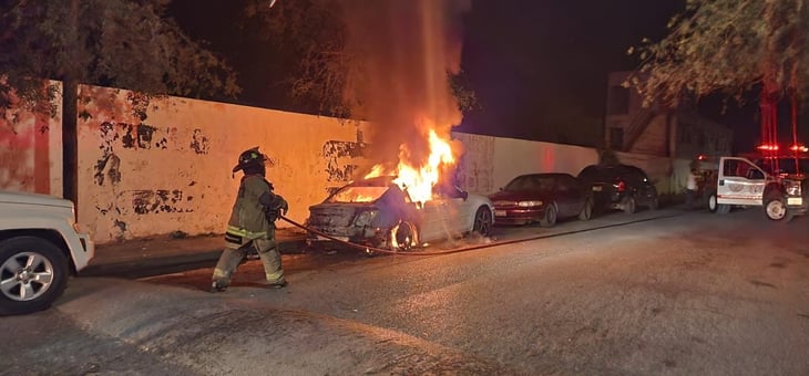 Se incendia vehículo en la colonia Morelos de Piedras Negras; propietario no salió 