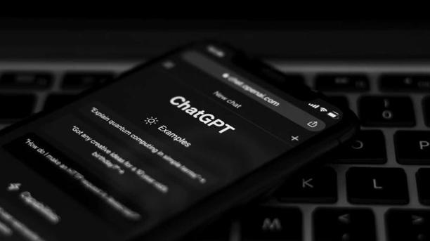 OpenAI lanza una app oficial de ChatGPT para iOS, y pronto le seguirá otra en Android