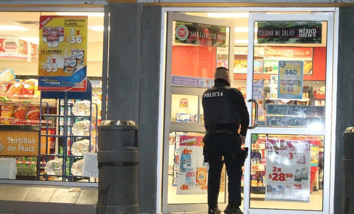 Un par de ladrones asaltan dos tiendas Oxxo en Monclova