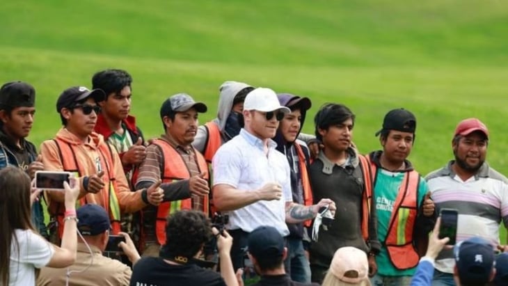 Canelo Álvarez interrumpió su juego de golf para tomarse una foto con un grupo de albañiles