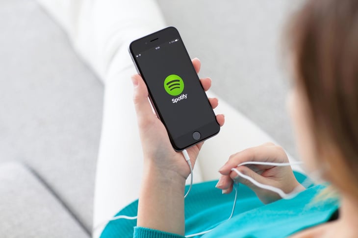 Spotify le dice no a la inteligencia artificial, borró miles de canciones