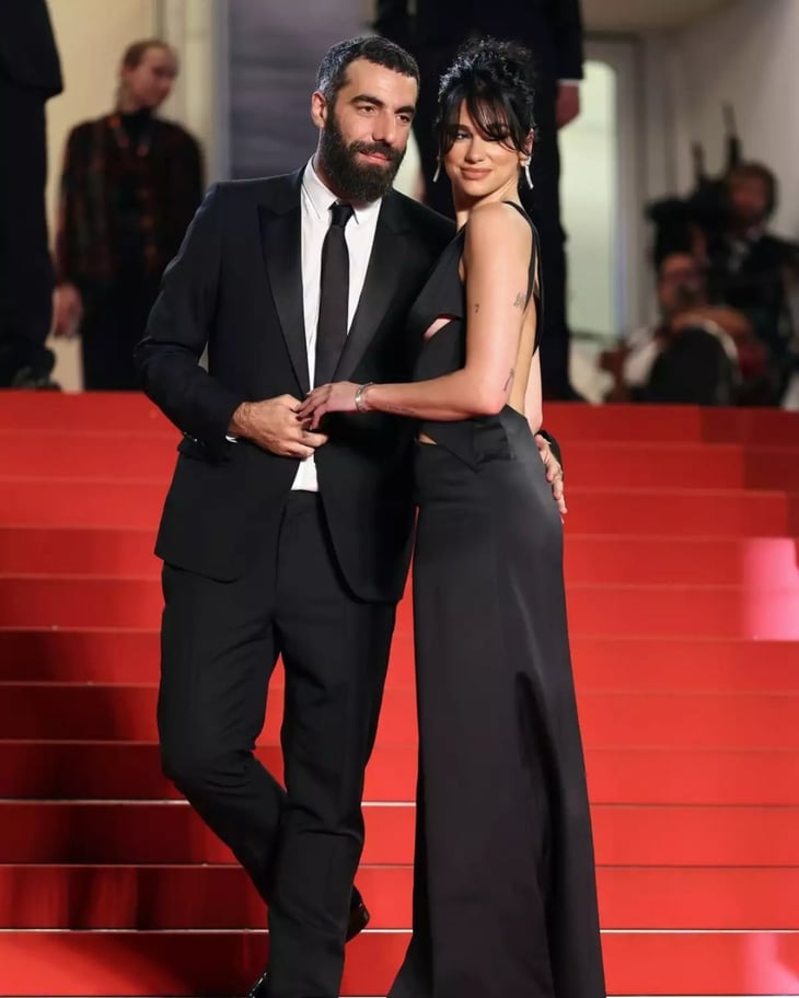 Dua Lipa debuta en Cannes con nuevo novio y look