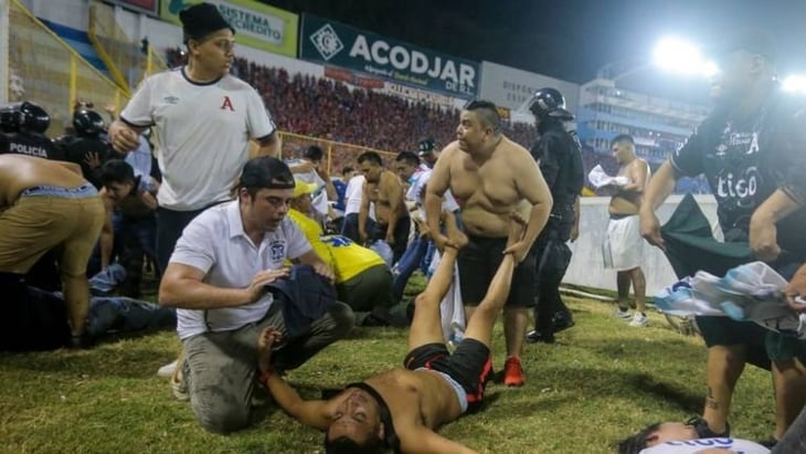 Estampida en el Salvador se une a las peores tragedias en estadio de futbol