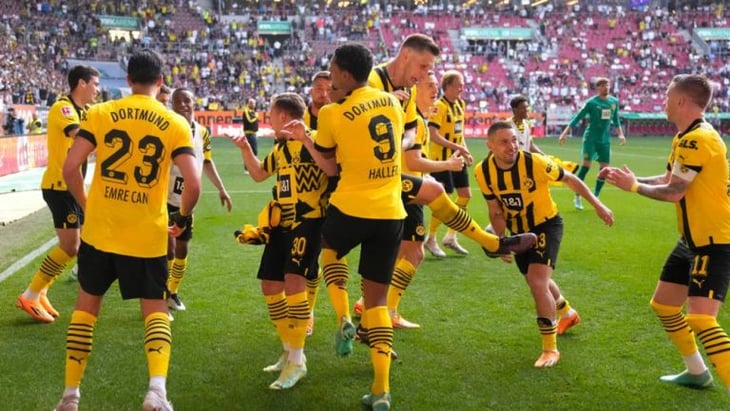 Borussia Dortmund golea al Augsburg y está cerca de arrebatarle el título al Bayern